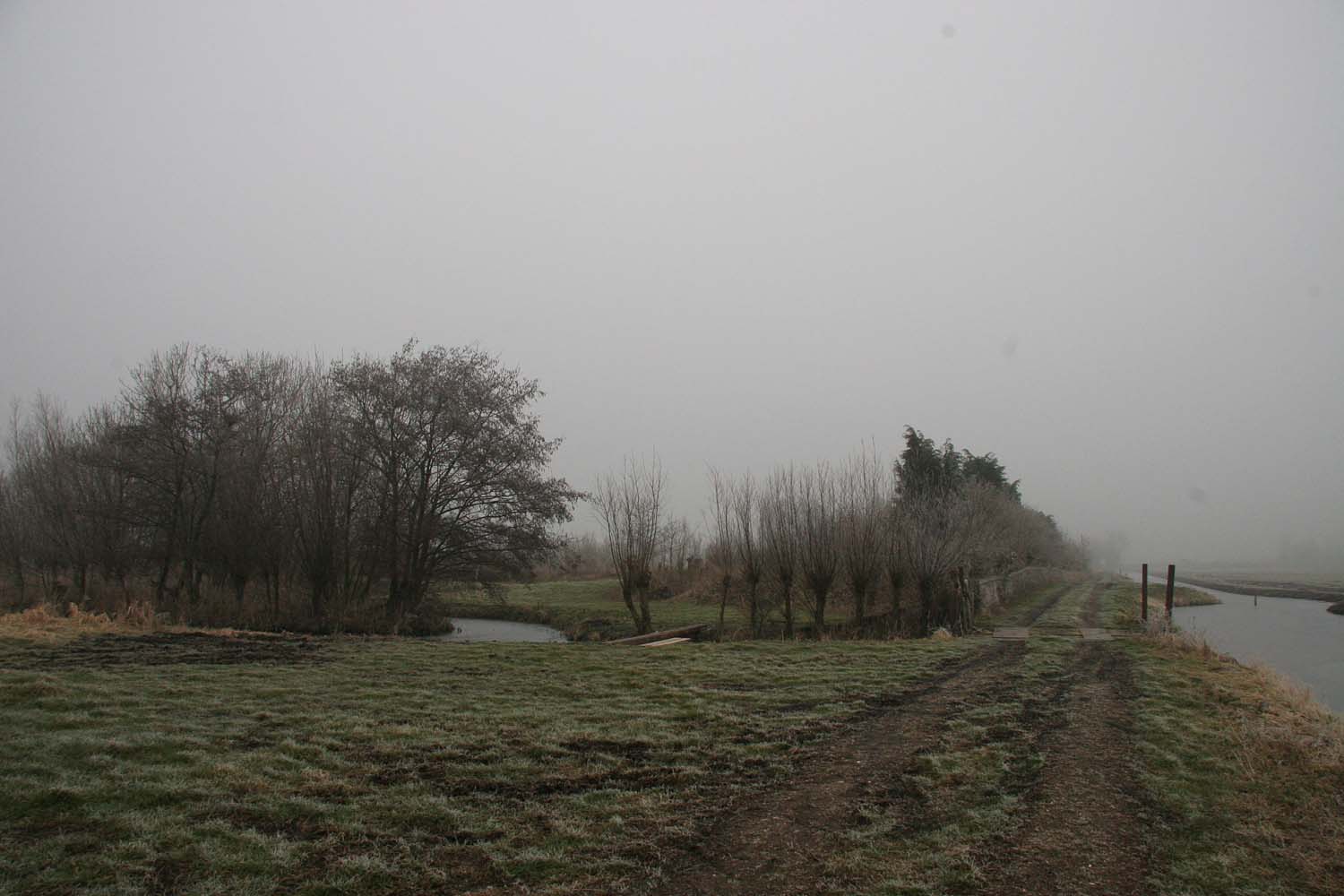 Een verlaten boerderijplaats langs het pad