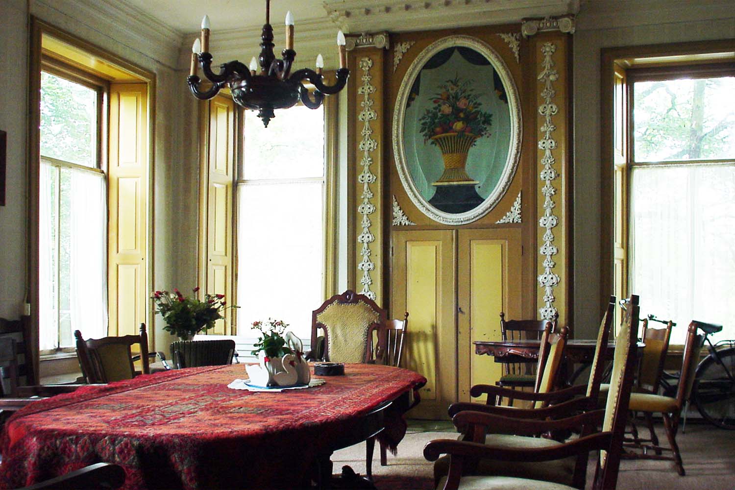 De ‘zaal’ van de buitenplaats Hodenpijl met de tafel voor de raadsvergaderingen