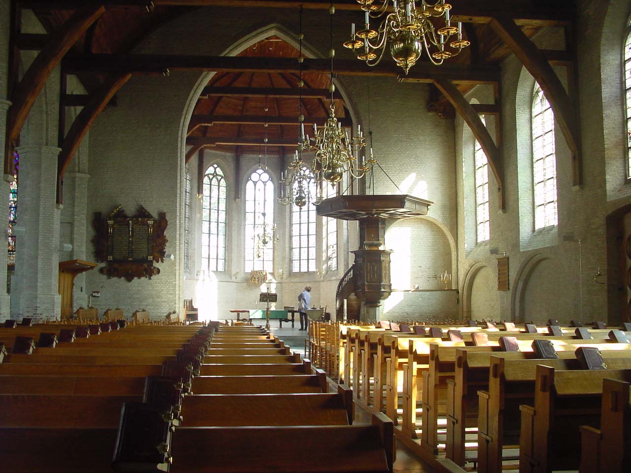 Het interieur van de kerk in 2001