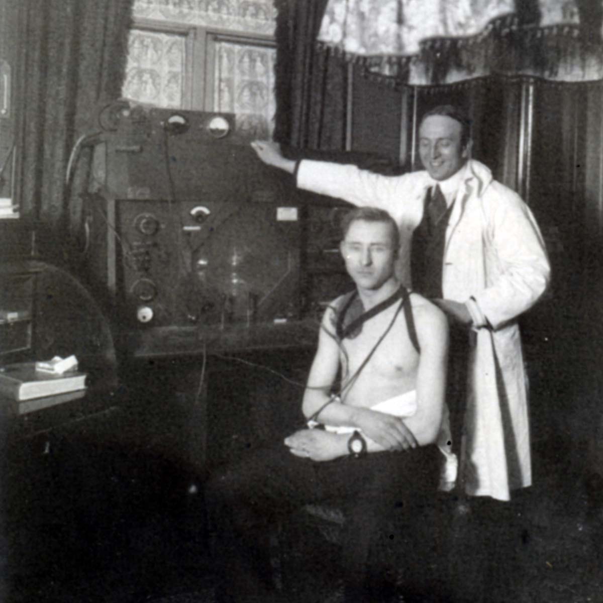 Dokter Reijnders en patient bij een diathermie apparaat